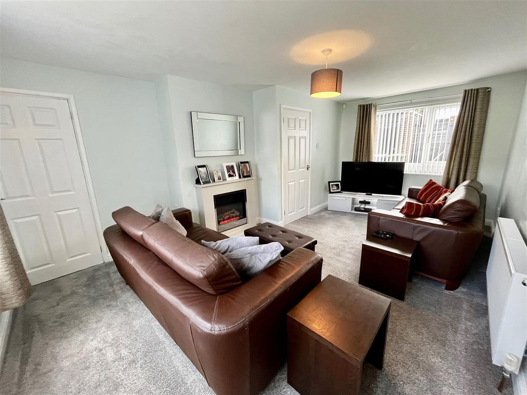 Property photo 1 of 16 Lounge