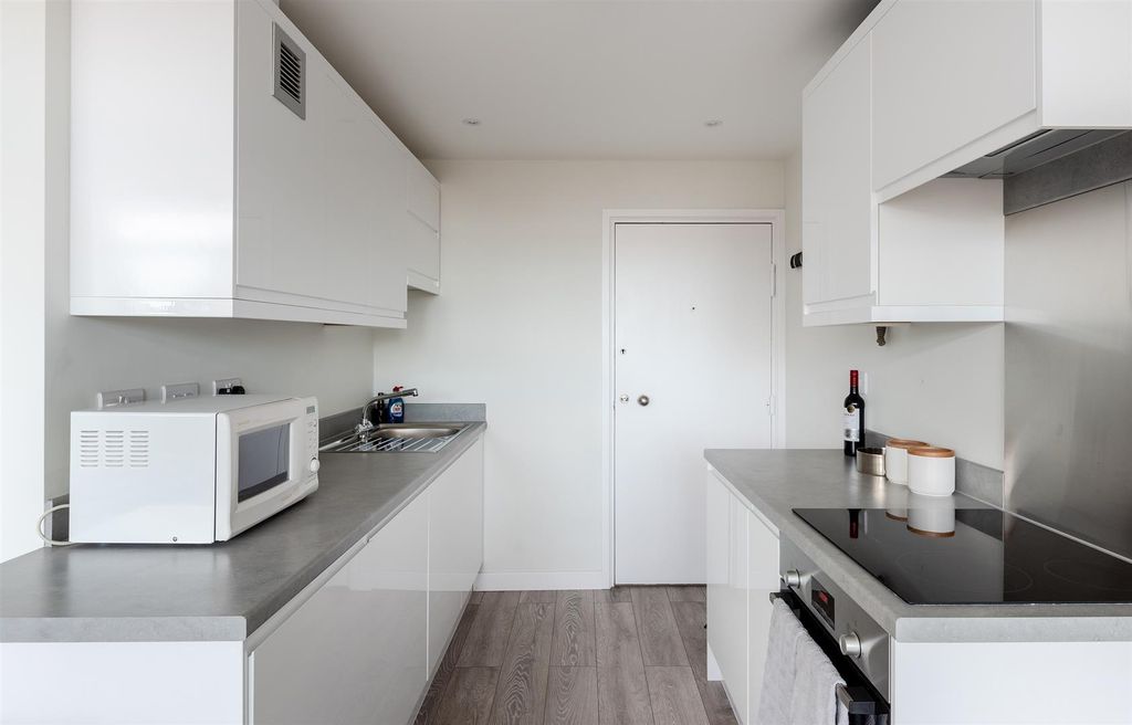 Property photo 3 of 12 103 Breton House - Low Res-02.Jpg