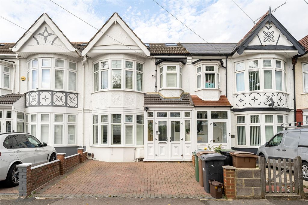 Property photo 1 of 38 Nelson Road, E4