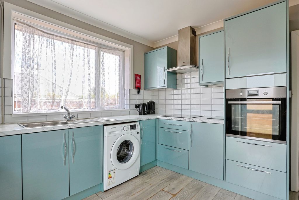 Property photo 3 of 17 Kitchen