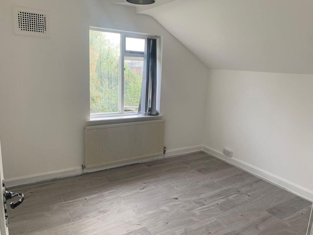 Property photo 2 of 11 A Bright And Clean Single Bedroom Featuring A Larg...
