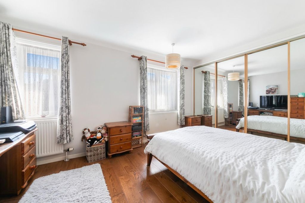 Property photo 3 of 14 Darley Gardens