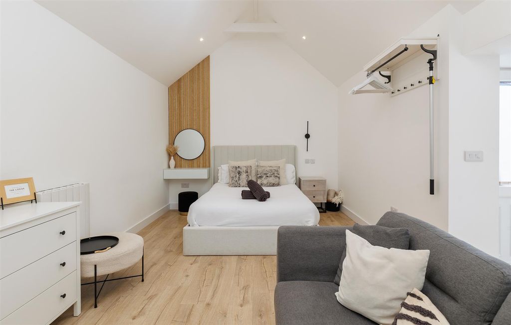 Property photo 3 of 26 Annexe Bedroom