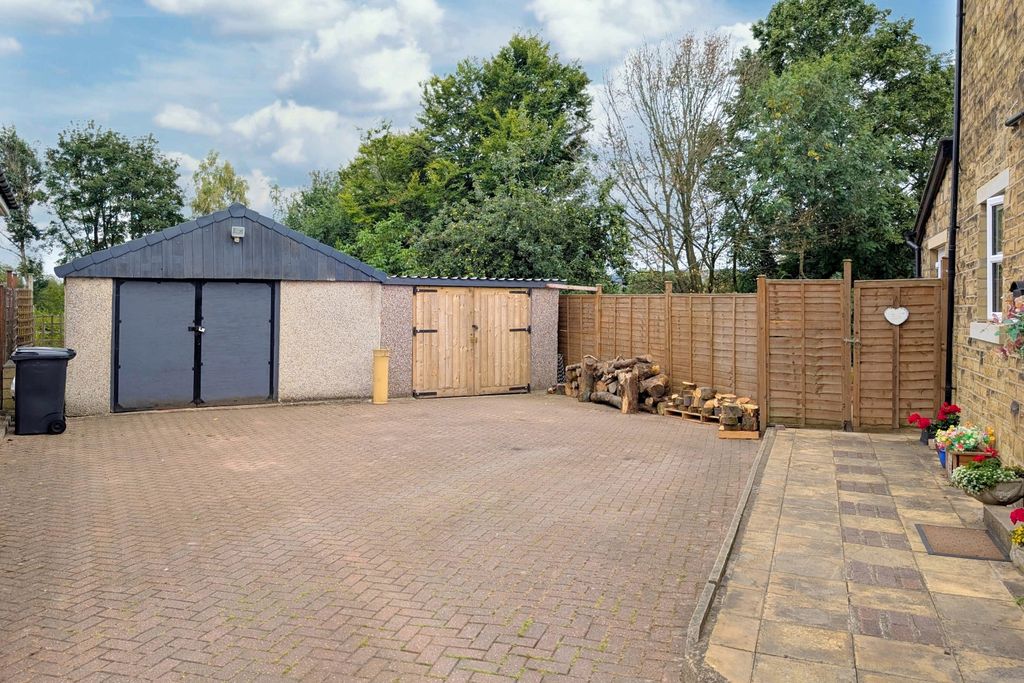 Property photo 3 of 20 17 Cookson Ewemove Brighouse (23)