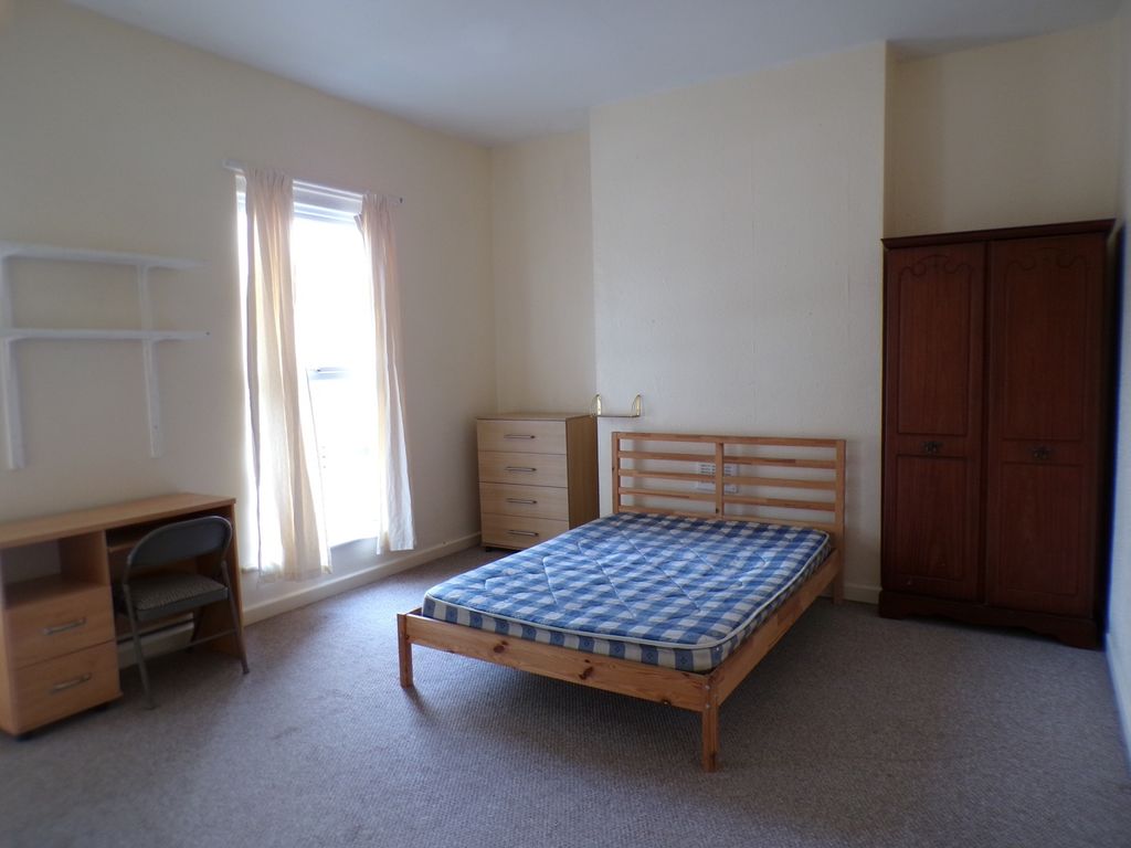 Property photo 3 of 13 A Bright And Spacious Double Bedroom With Ample Na...