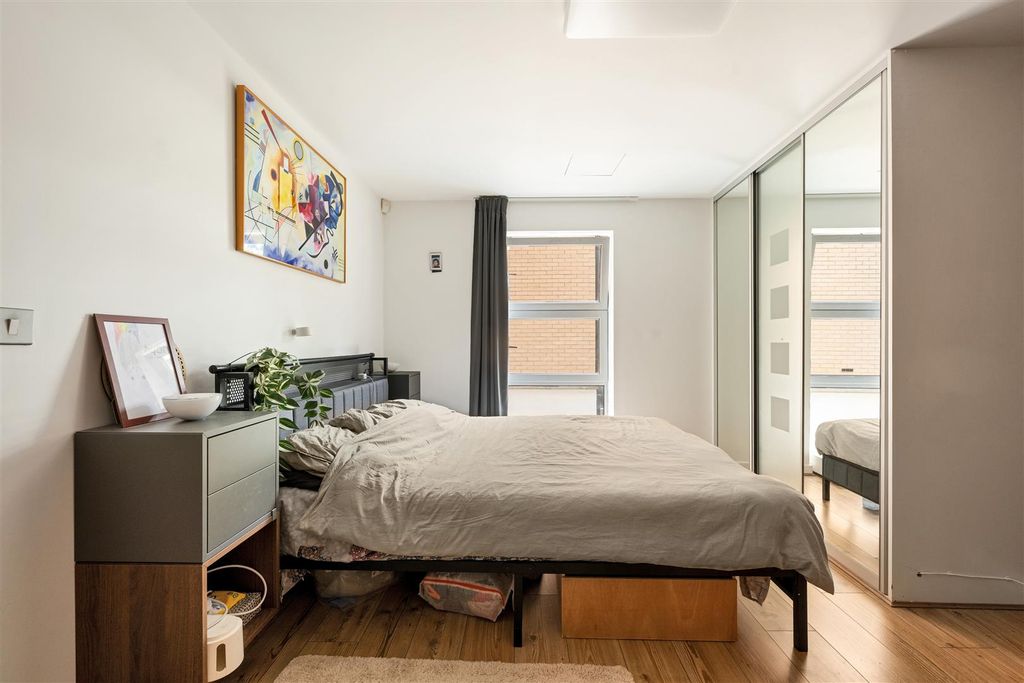 Property photo 2 of 27 Queen Mary Avenue, E18