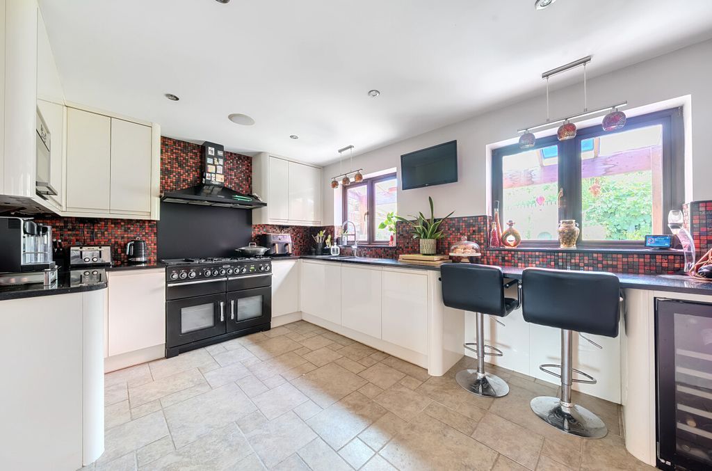 Property photo 2 of 14 1342967-10-68A746...