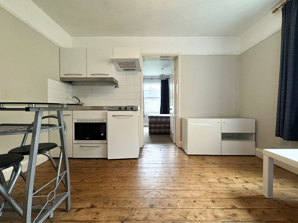 Property photo 2 of 11 Kitchen