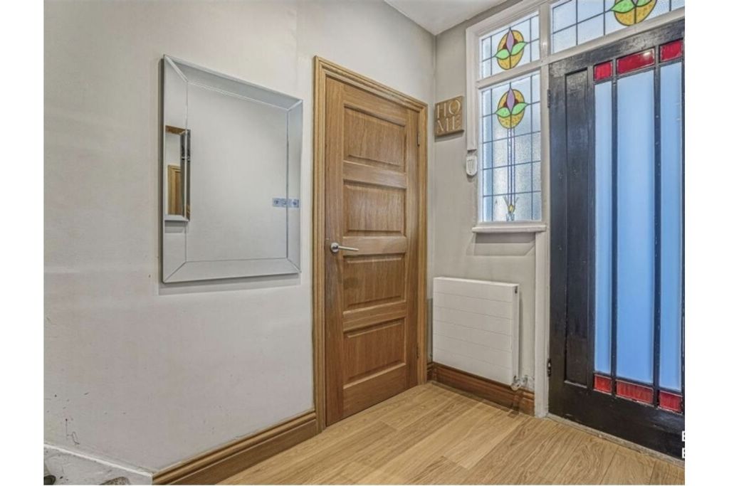 Property photo 2 of 35 Entrance Hall