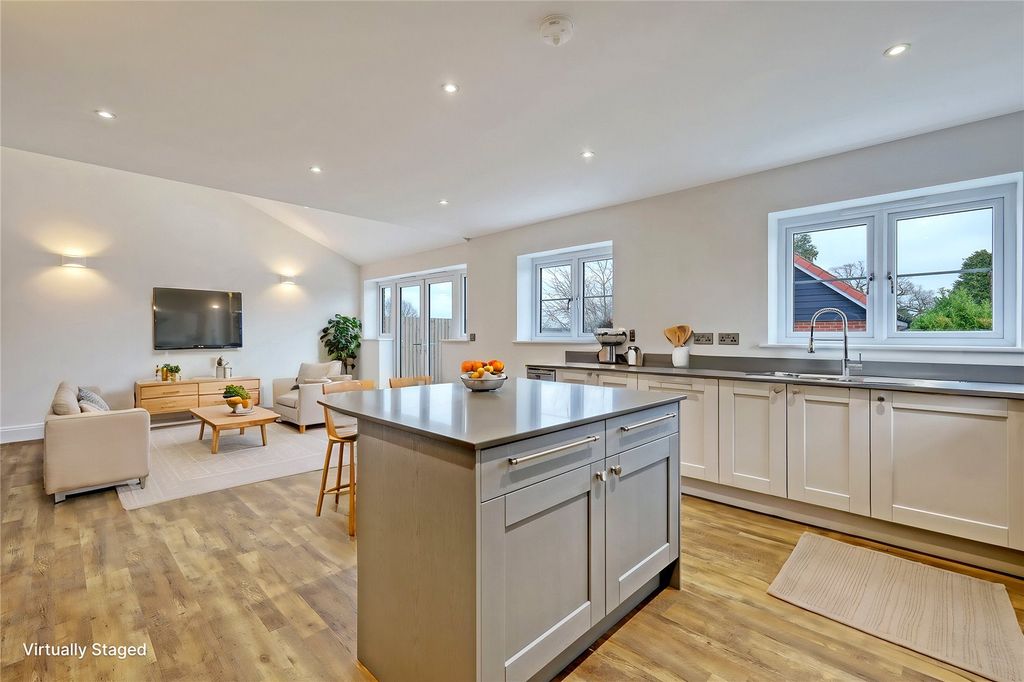 Property photo 2 of 17 Larcombe Mews