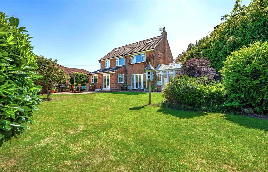 Property photo 1 of 31 5 Banks Crescent-09.Jpg