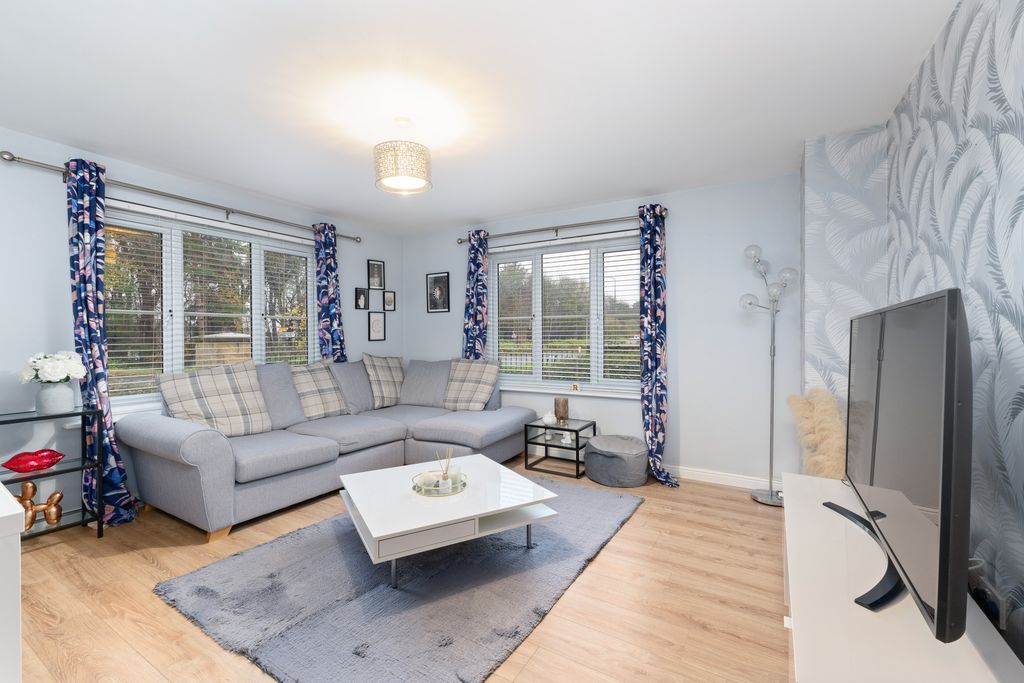 Property photo 2 of 12 176 Queens Crescent 06