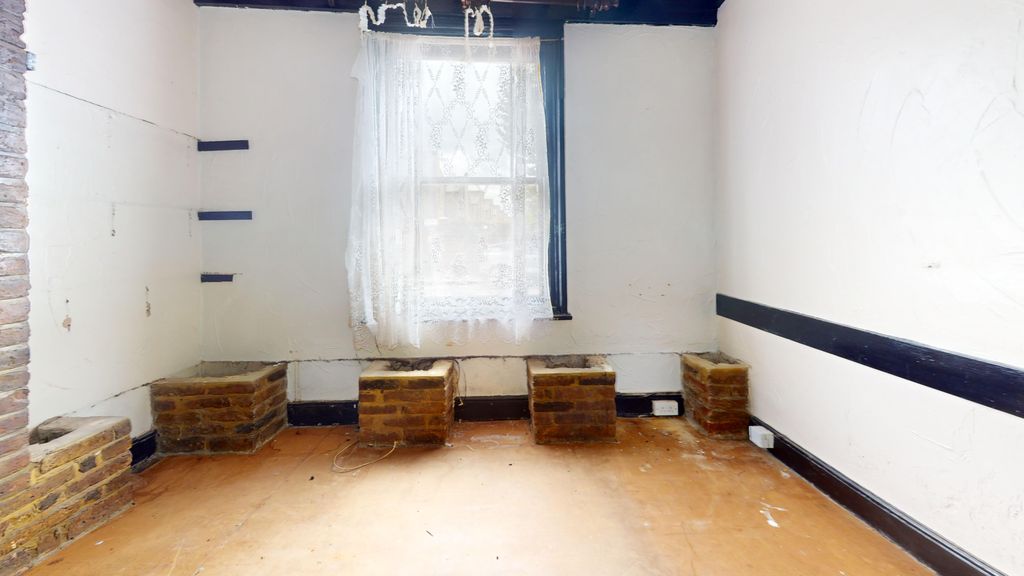 Property photo 2 of 21 249 Eversleigh Road, Battersea, London, Sw11 5Xs