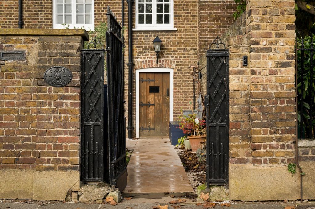 Property photo 2 of 18 Entrance