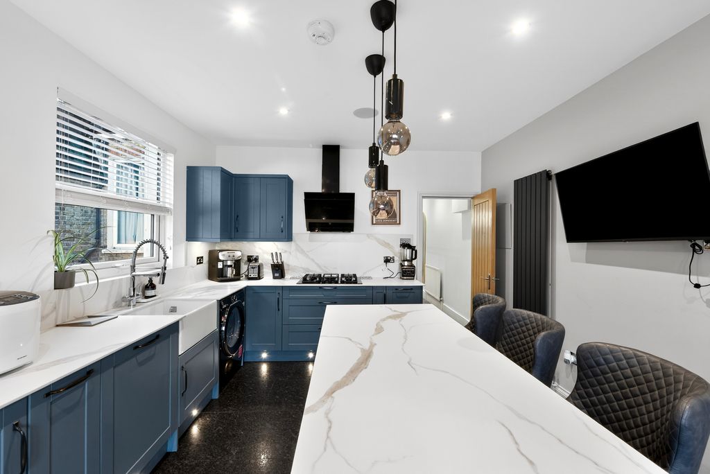 Property photo 3 of 15 Kitchen