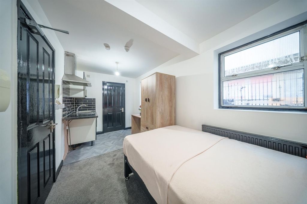 Property photo 3 of 5 Queens Road-11.Jpg