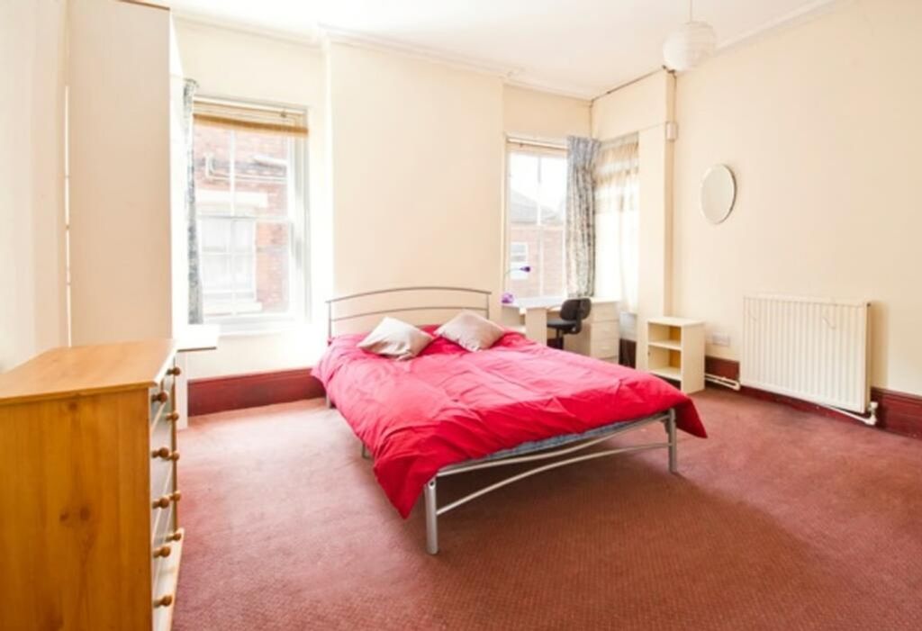 Property photo 2 of 7 A Spacious And Inviting Double Bedroom, Perfect Fo...