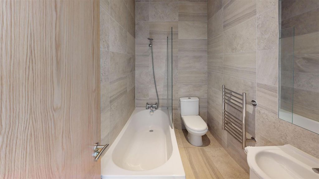 Property photo 3 of 5 Flat-1-Redlands-Brighton-Road-Bathroom.Jpg