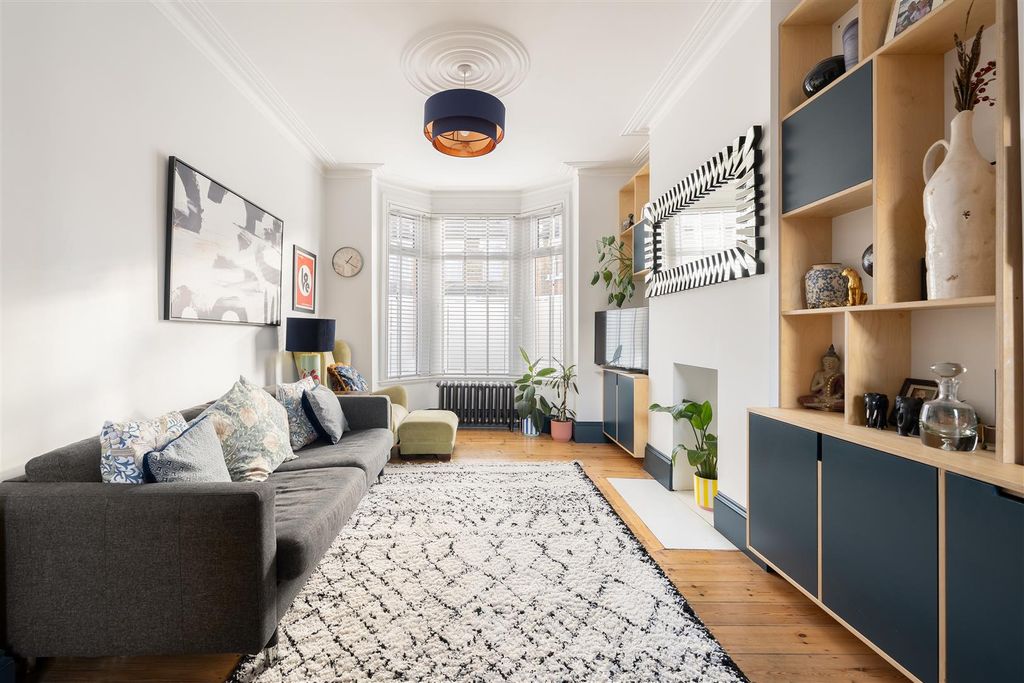 Property photo 2 of 28 Mitcham Road, E6