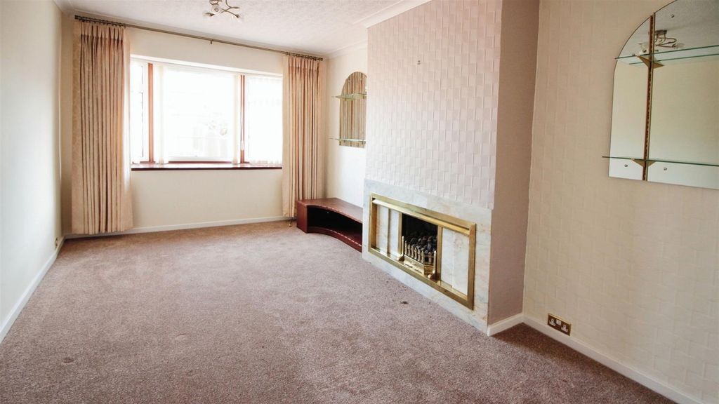 Property photo 3 of 8 Lounge
