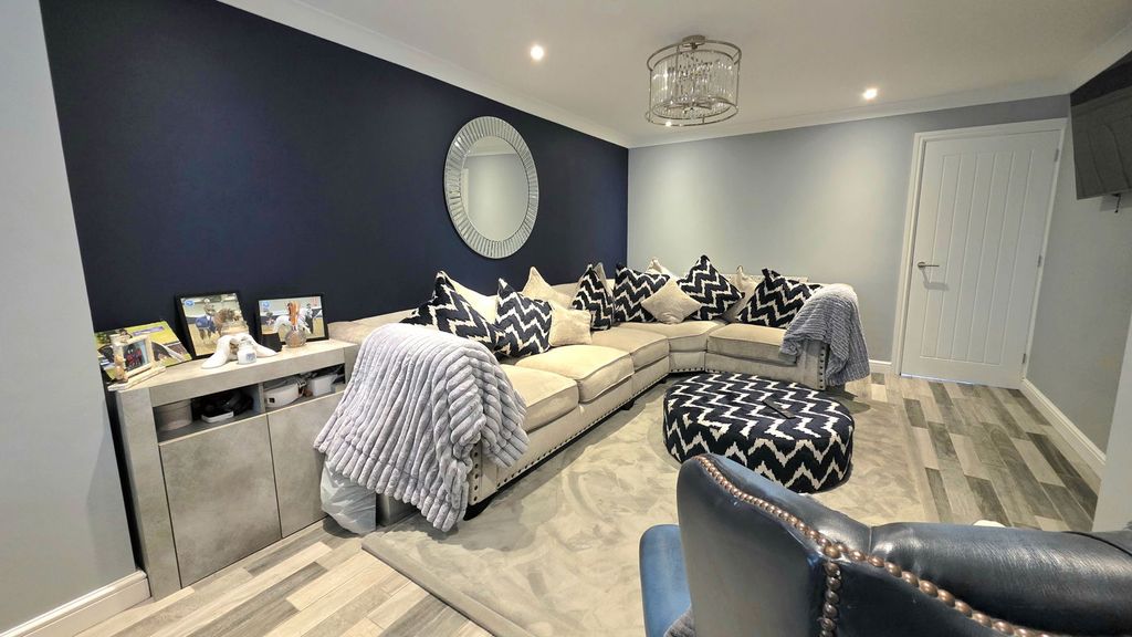 Property photo 2 of 23