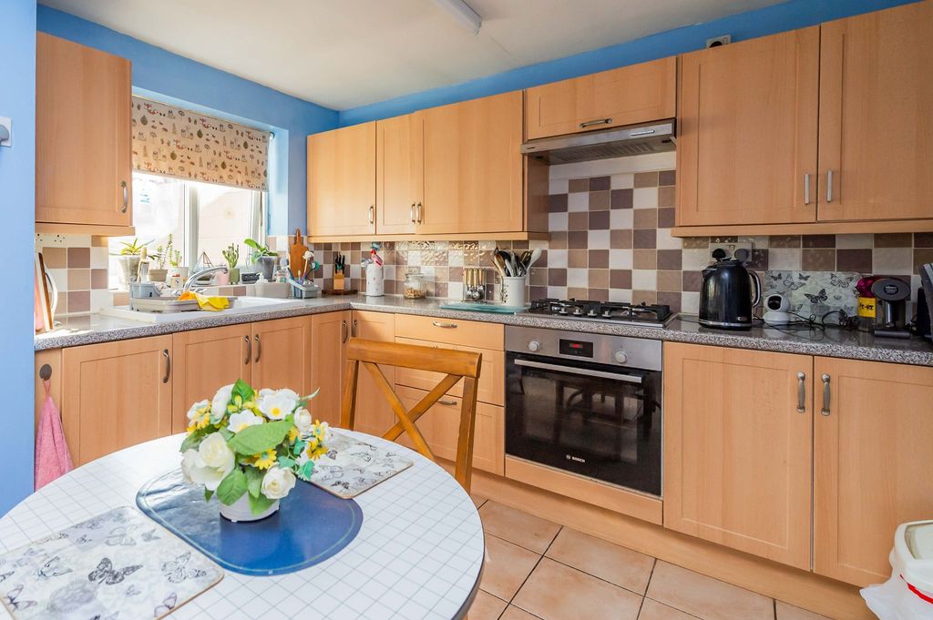 Property photo 2 of 32