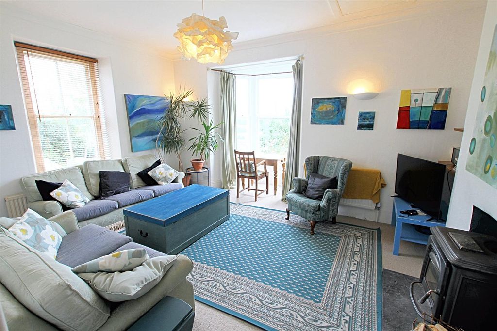 Property photo 3 of 41 Lounge