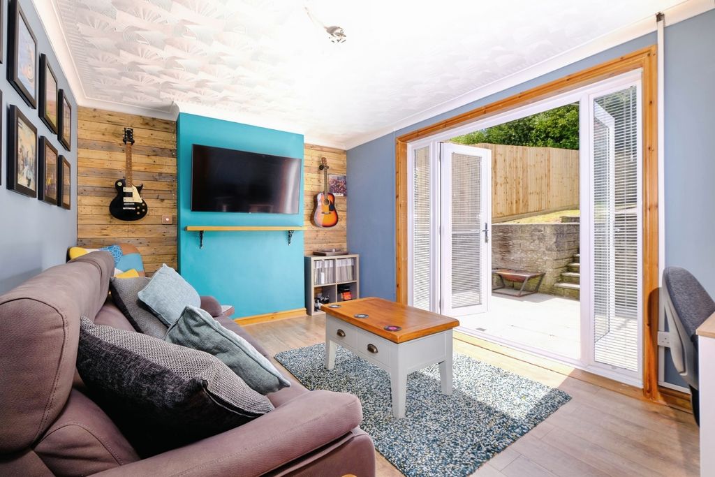 Property photo 3 of 17 Pbox-Img.Jpg