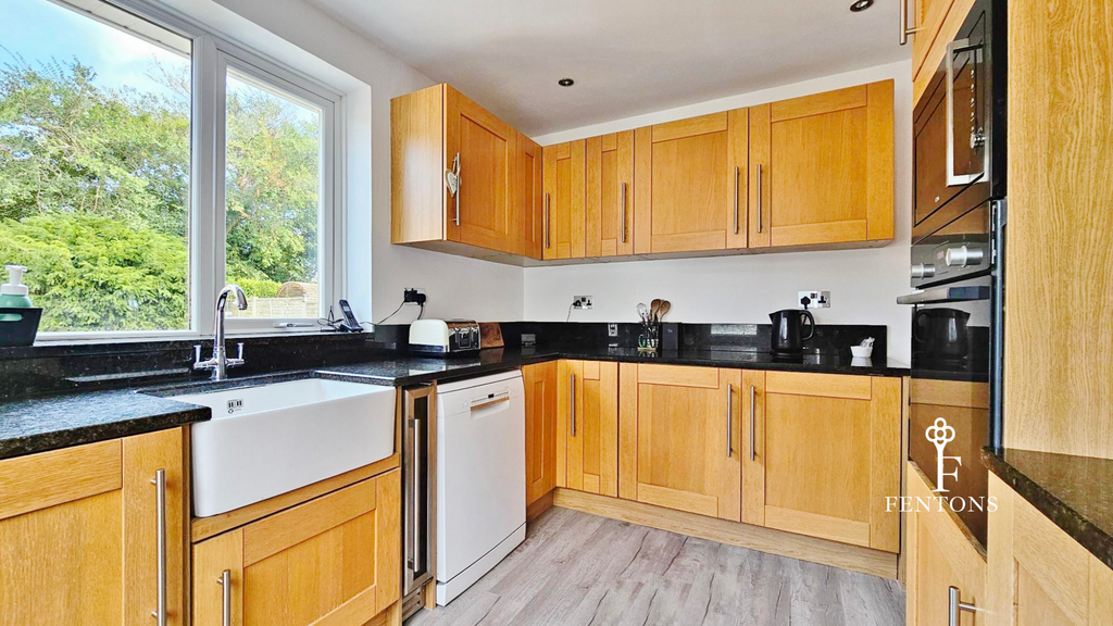 Property photo 3 of 19 Kitchen