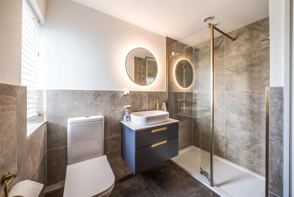 Property photo 3 of 16 Bathroom