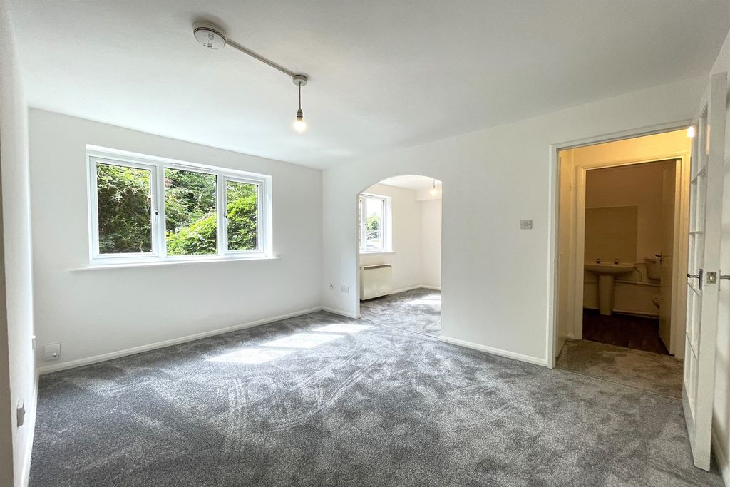 Property photo 1 of 6 (Main)