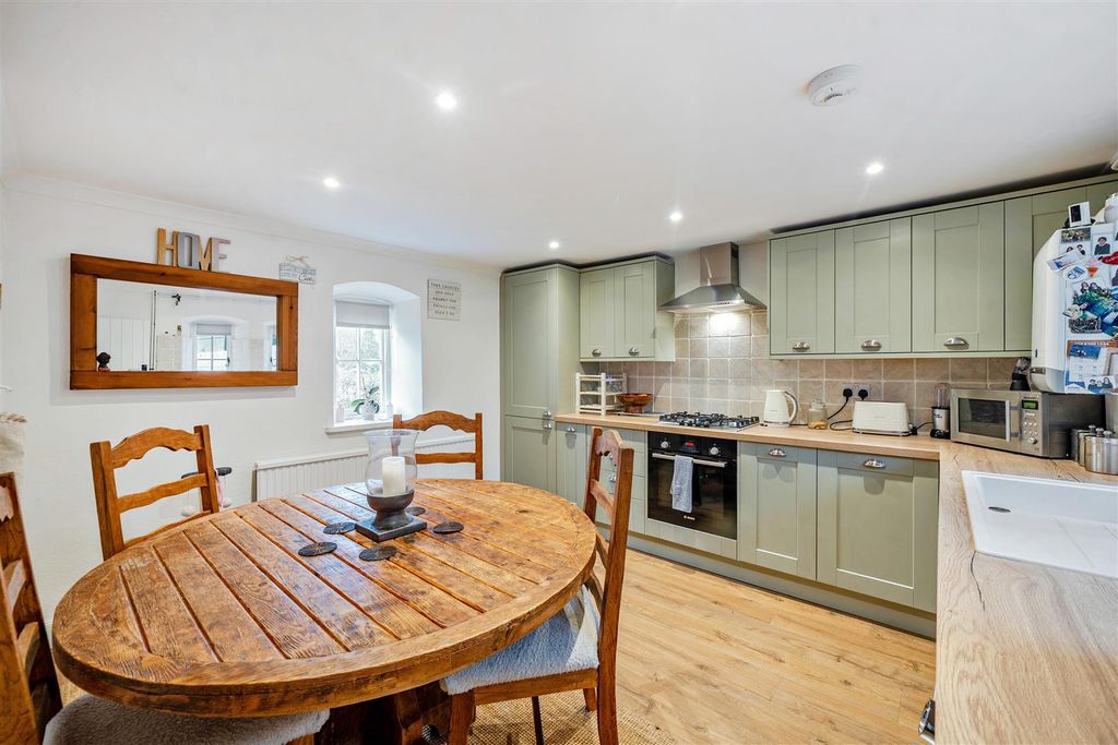 Property photo 3 of 13 1377054-10-6917271Fe19c8.Jpg