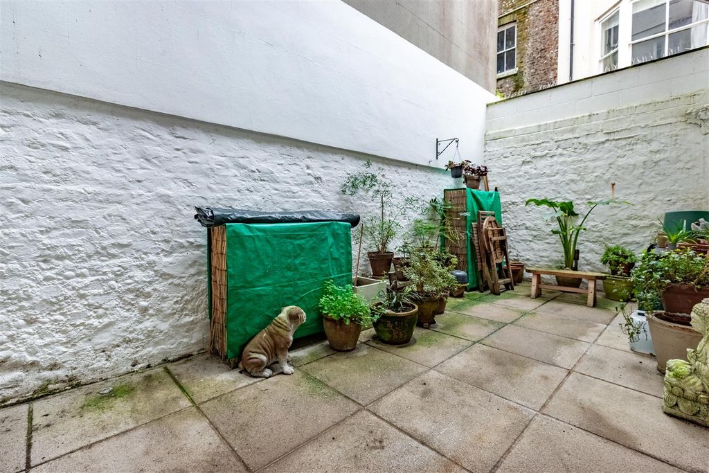 Property photo 3 of 10 Courtyard