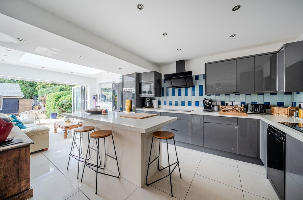 Property photo 2 of 22 8-6A74Bc11dc023-1...