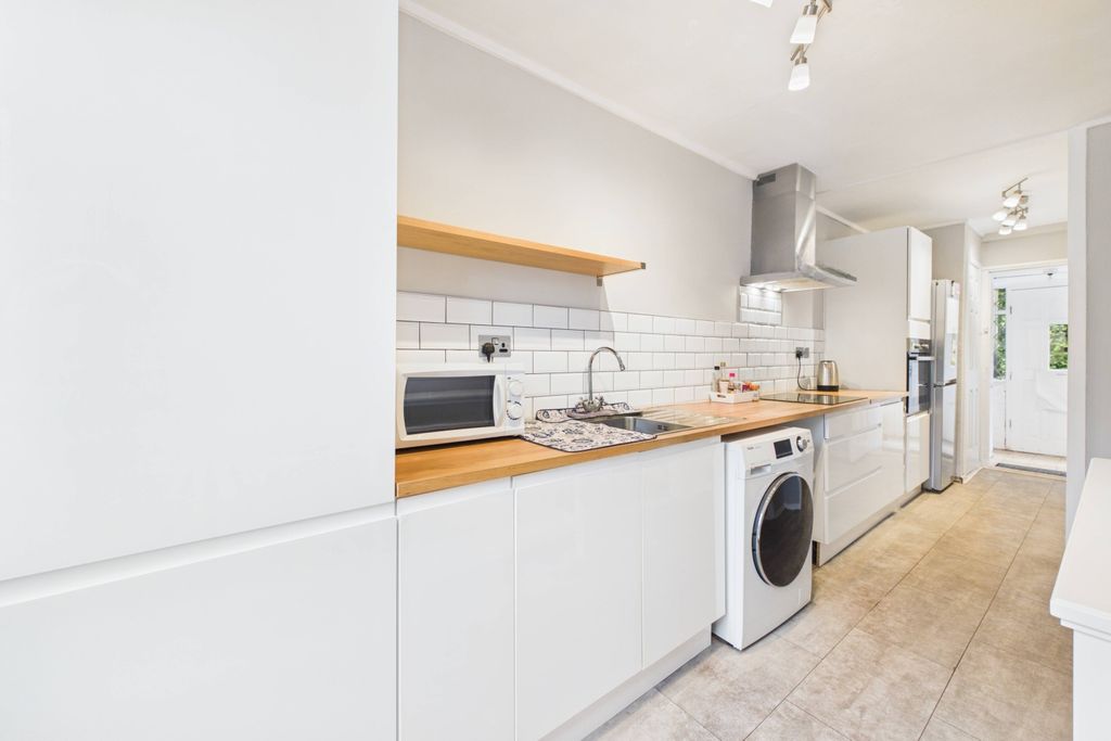 Property photo 3 of 19 Kitchen