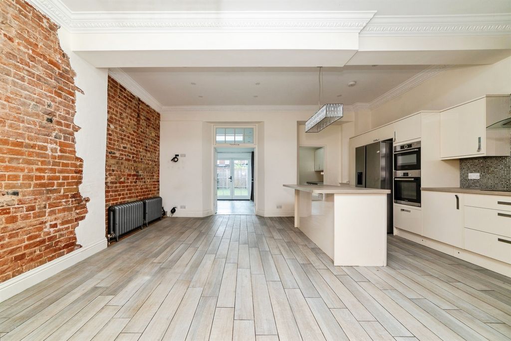 Property photo 2 of 21