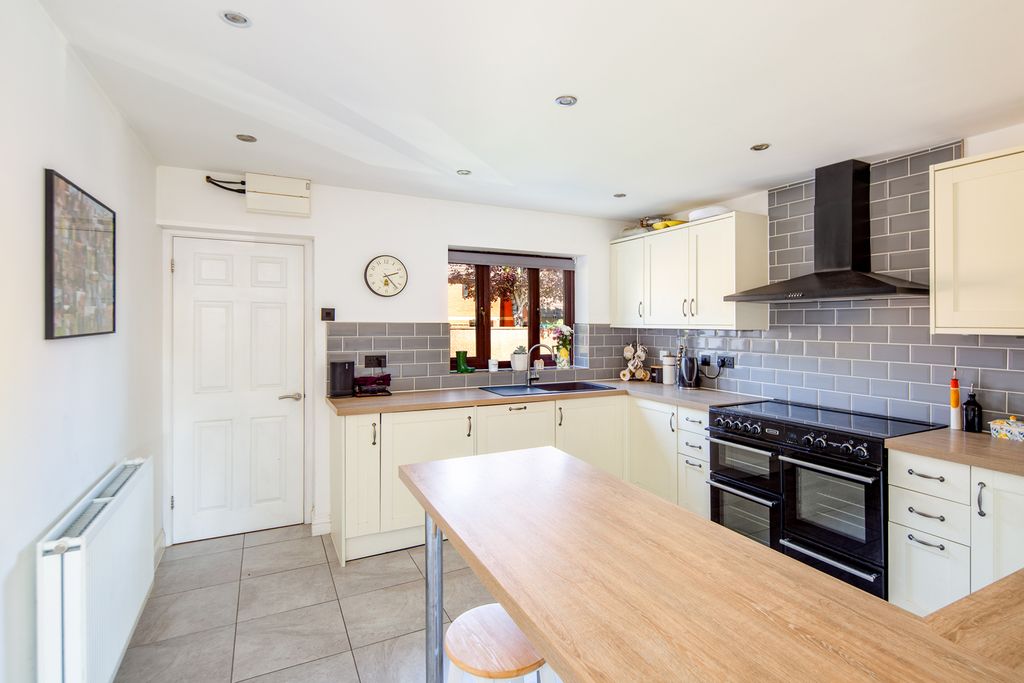Property photo 2 of 19 Kitchen Breakfast Room