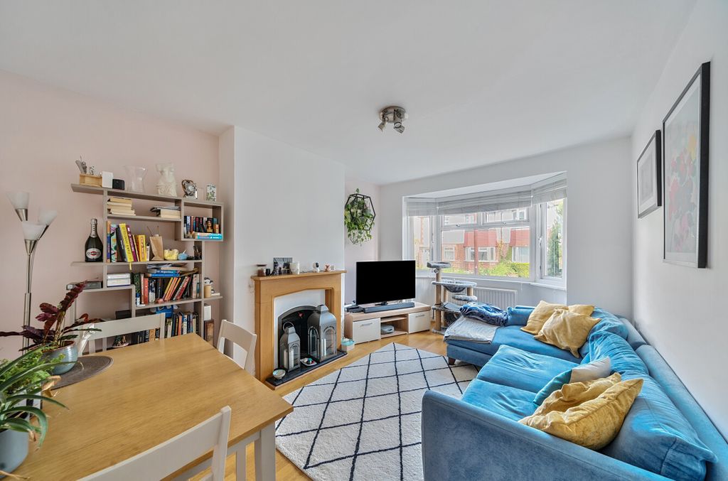 Property photo 3 of 16 1309785-1-684Beb6...