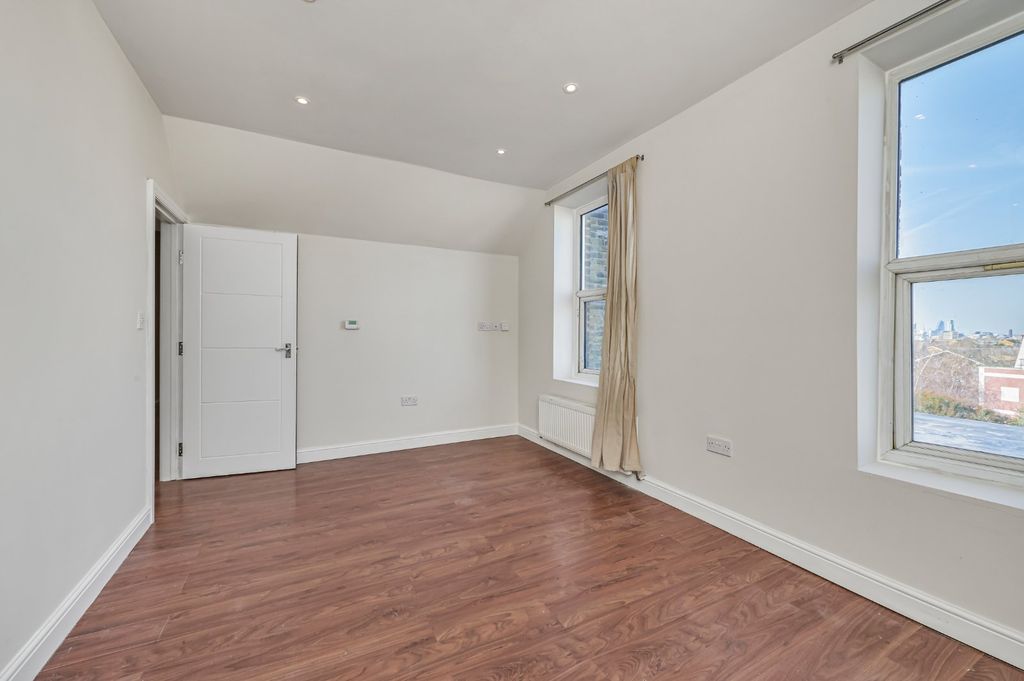 Property photo 3 of 8 Picture No. 25