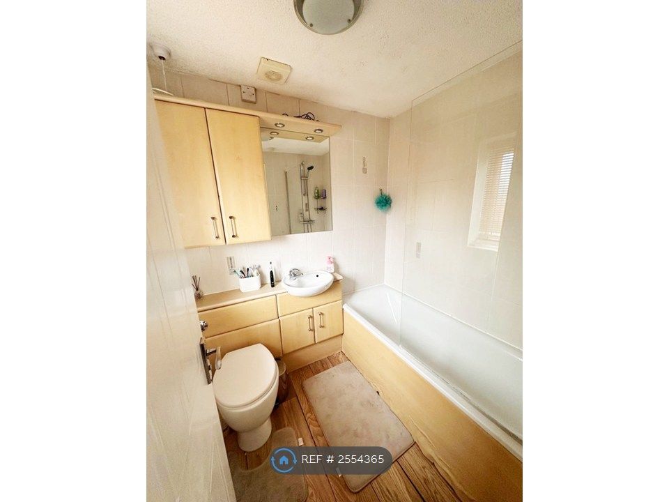 Property photo 3 of 9 Bathroom 1