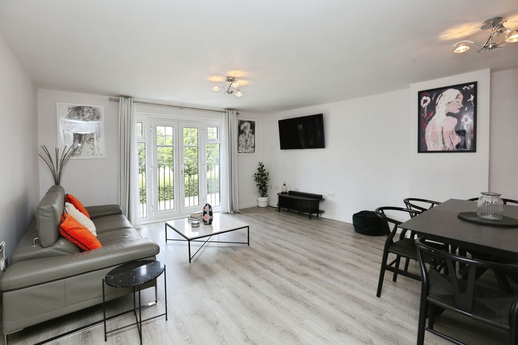 Property photo 2 of 18 Lounge