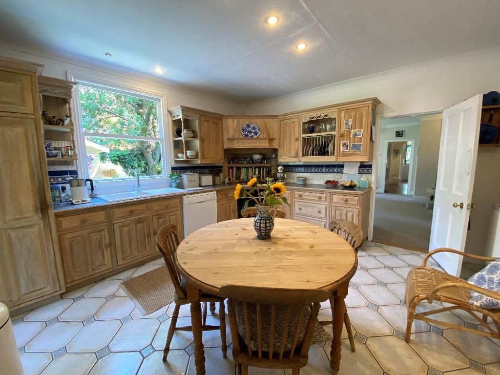 Property photo 3 of 27 Dining Kitchen