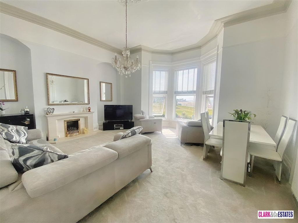 Property photo 3 of 9 Lounge