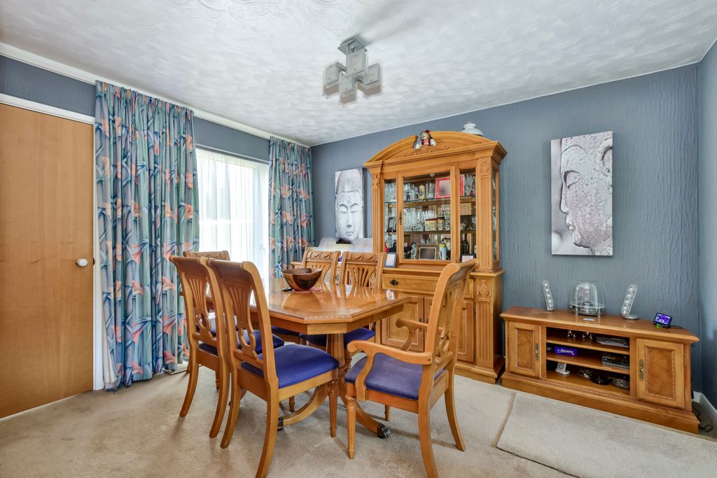 Property photo 3 of 13 31 Falcon - Dining Room (3)
