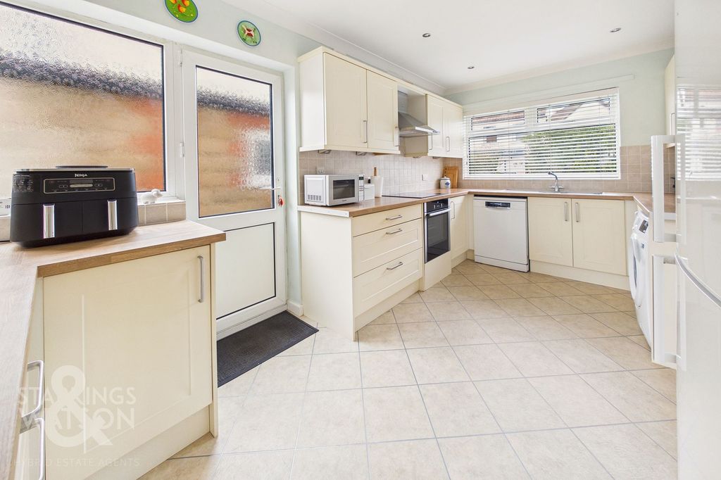 Property photo 3 of 25