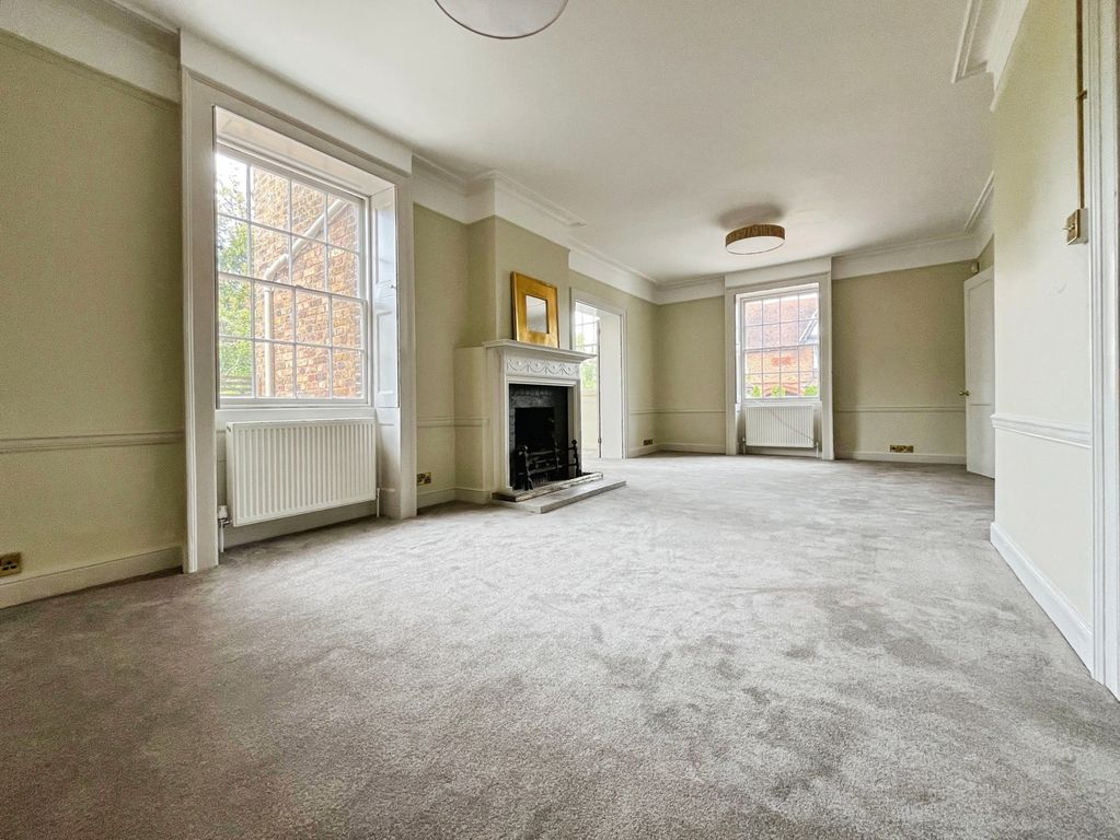 Property photo 3 of 18 Living Room