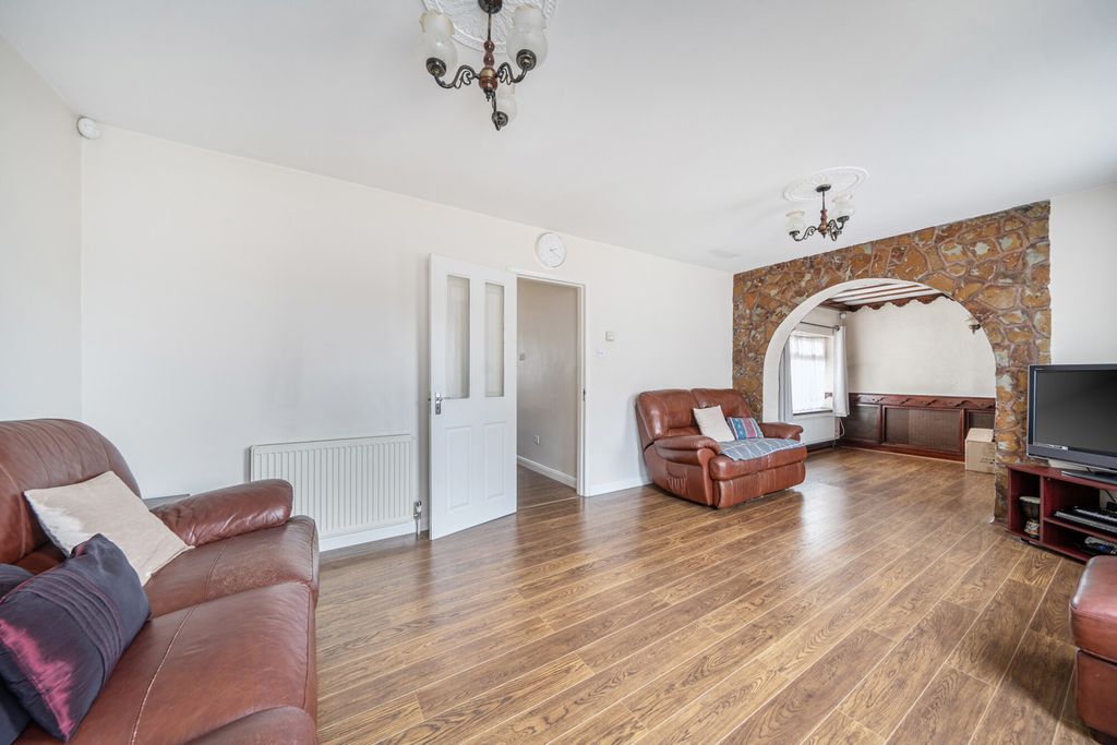 Property photo 3 of 18 1397348-18-69778c...