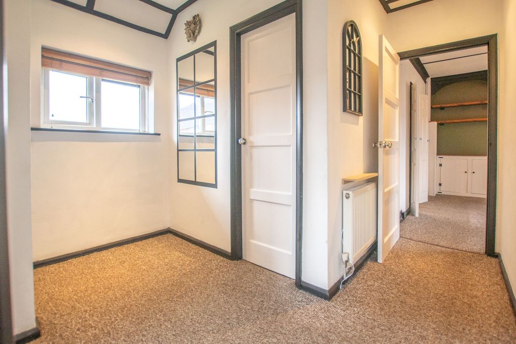 Property photo 2 of 10 Hallway