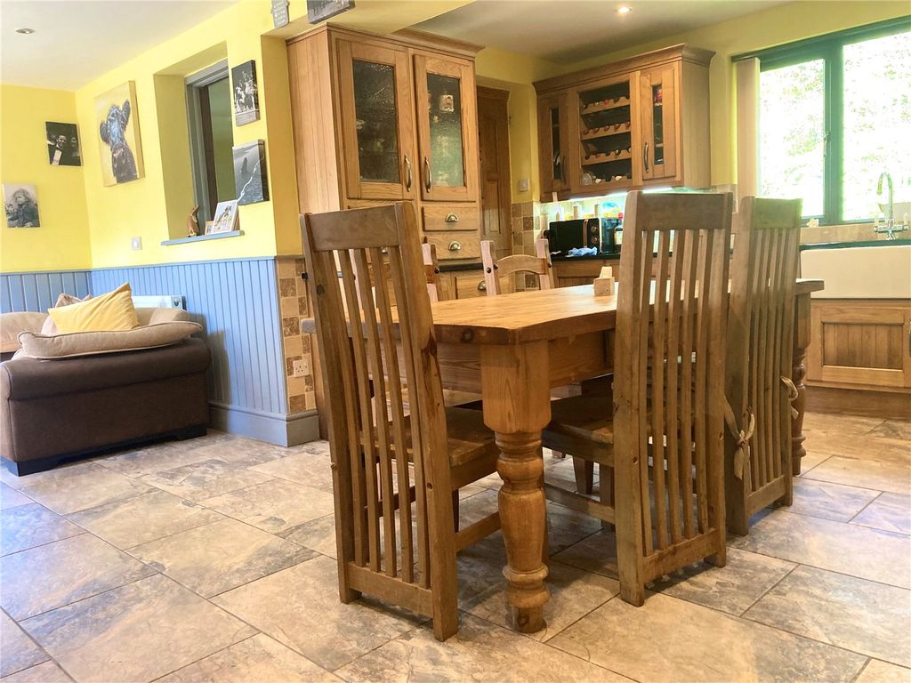 Property photo 3 of 15 Kitchen/Breakfast