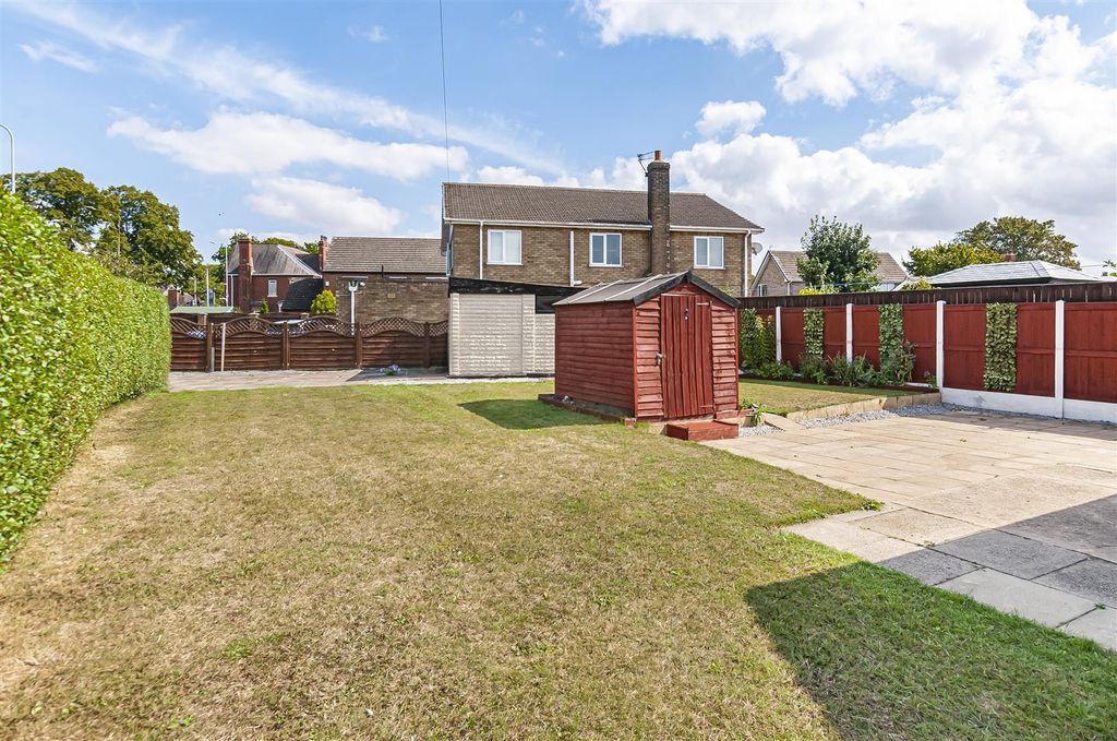 Property photo 3 of 21 1 Rusell Rd4.Jpg